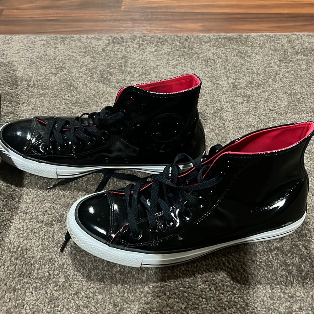 Converse patent leather like new